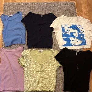 Snygga sommar toppar  - Säljer alla dessa toppar för 50 kr st då jag rensar ut min gaderob och bara vill bli av med dom💕och om man vill köpa alla så kan man få dom för 280💗och vid snabbt köp så kan få några extra kronor i rabbat 💗blå topp storlek S svart S , vit xs/S, lila xs  s