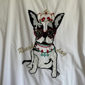 T-shirt med fransk bulldog  - Str L , fin skick , vit . 