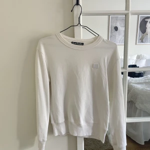 Acne collagetröja  - Säljer en vit collagetröja från Acne i storlek S. Den är använd väldigt få gånger och är i fint skick. 