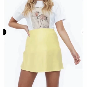 Gul satin kjol - Gul satin kjol köpt här på Plick. Den tidigare ägaren har aldrig använt kjolen, likaså jag 