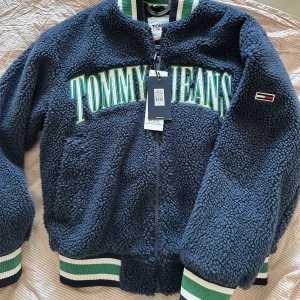 Tommy jeans fleecejacka  - Ny Tommy jeans fleecejacka i storlek XS oversize, Köptes för 2.500 på asos, produkten är slutsåld sen en tid tillbaka. 