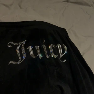 JUICY byxor  - Hej, säljer ett par juicy byxor då dom är förstora! Dom är i storlek M och har inga difekter och är som nya!💕