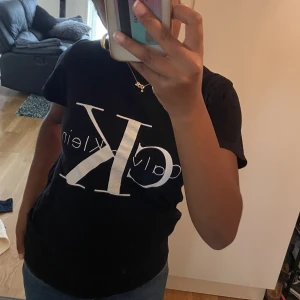 Calvin Klein t-shirt - Fin Calvin Klein t-shirt k nyskick. Aldrig använd utomhus. Säljer då den aldrig kommer till användning.  Kan tänkas mötas upp o pris kan alltid diskuteras🙏❤️