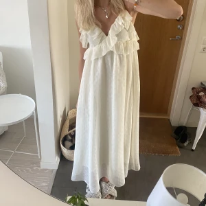 Långklänning med volanger  - Världens finaste långklänning från h&m som är helt oanvänd, köpt förra sommaren så finns inte kvar, säljer då jag tycker att den är något kort på mig som är 175💕