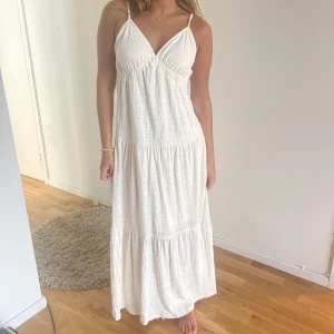 Klänning  - Krämvit klänning, från bikbok, nyskick. Storlek M jag är 160