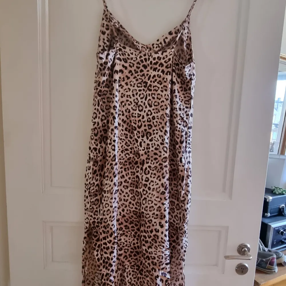 Leopardfärgad satin klänning från NA-KD. Klänningar.