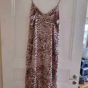 Leopardfärgad satin klänning från NA-KD