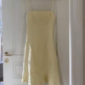En jättefin ljusgul klänning från Gina Tricot.  Säljs pga att den inte passar längre. 