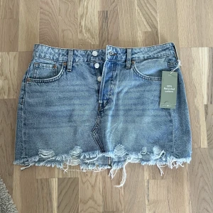 Jeanskjol  - Oanvänd jeanskjol från hm, såljer för att den va för stor. Det är en storlek S men den är stor i storleken så skulle säga att den är mer som en M. Jag fraktar endast och köparen står för frakten❣️