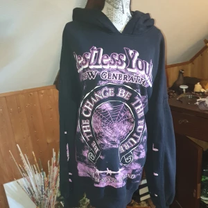 Restless youth hoodie - Fräck svart hoodie med lila detaljer såsom spindelnät och annan utstyrsel. Skriv vid eventuella frågor!