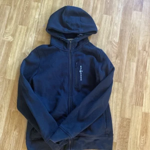 SAIL RACING KOFTA - ORDINARIE PRIS: 900kr Jätte skön och knappt använd, det finns tre stycken fickor på den yttre sidan och tre stycken inre fickor. Inga fläckar och inget trasigt någonstans, alla band funkar som om det vore nyköpt för jag har använt typ 5 gånger i vintras.❤️