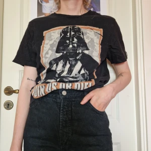 Star Wars t-shirt - Svart Star Wars t-shirt med Darth Vader tryck.
