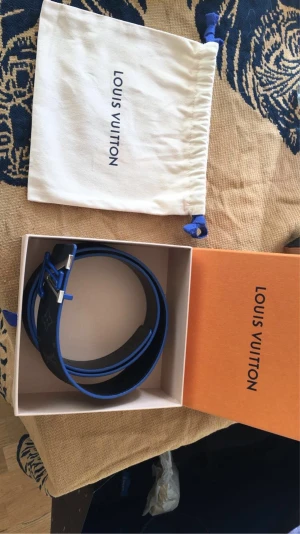 Louis Vuitton bälte  - Louise Vuitton bälte säljes,  douchbag, kartong och givetvis bältet medföljer   Köptes för cirka 7000kr och säljes för 4000kr, kan gå ner i pris vid snabb affär. 