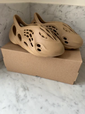 Yeezy Foam RNR "clay taupe" - Köpt från adidas confirmed. Skorna är deadstock alltså inte använda. Storleken är 44 1/2. Pris: 1500kr. Box och kvitto medföljer. Köpare står för frakt.