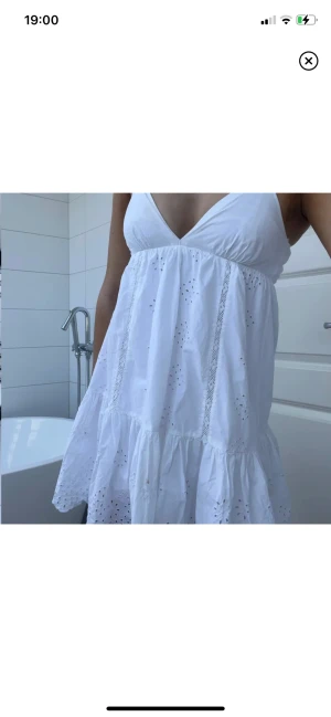 Sommarklänning  - Snygg sommarklänning nu i sommar! Går också ha en stickad tröja över satt det ser ut som en kjol