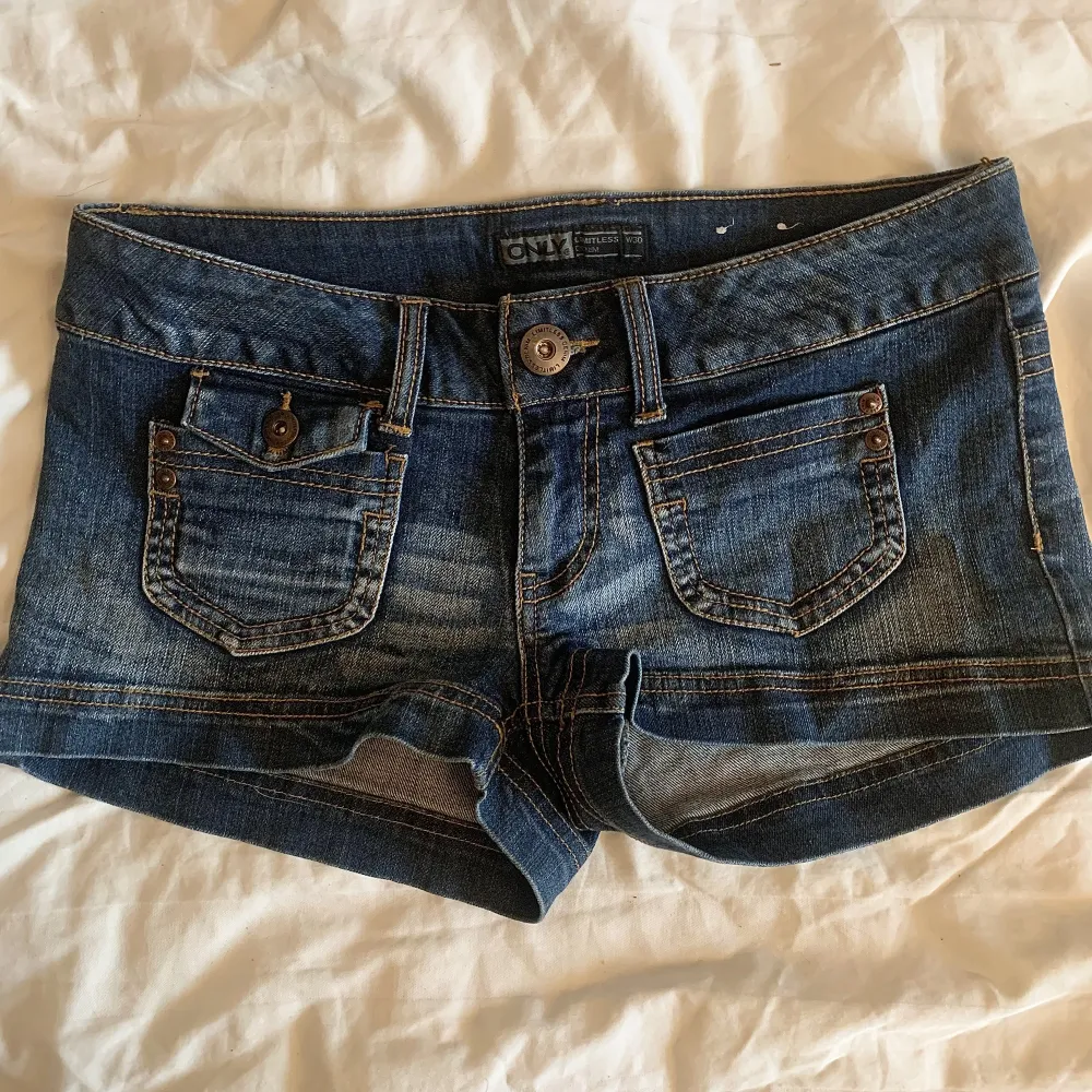 Säljer dessa sååå snygga och unika jeansshorts med framfickor! Mycket bra skick!! 💕💕💕 Säljer för de tyvärr är för stora för mig 😫 Skriv privat vid frågor🥰Midjemått: 41 cm Längd: 24 cm . Shorts.