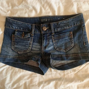 Lågmidjade jeansshorts - Säljer dessa sååå snygga och unika jeansshorts med framfickor! Mycket bra skick!! 💕💕💕 Säljer för de tyvärr är för stora för mig 😫 Skriv privat vid frågor🥰Midjemått: 41 cm Längd: 24 cm 