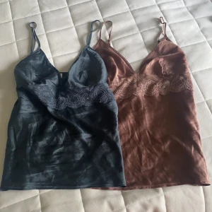 Sovtopp - 2 st nattlinnen, samma modell, samma storlek, bra skick har typ aldrig använts, lite skrynkliga, de kan åtgärdas vid köp🥰 från twilfit, kan köpas båda tillsammans 💞 men också enskilt (hälften av priset för ett linne)