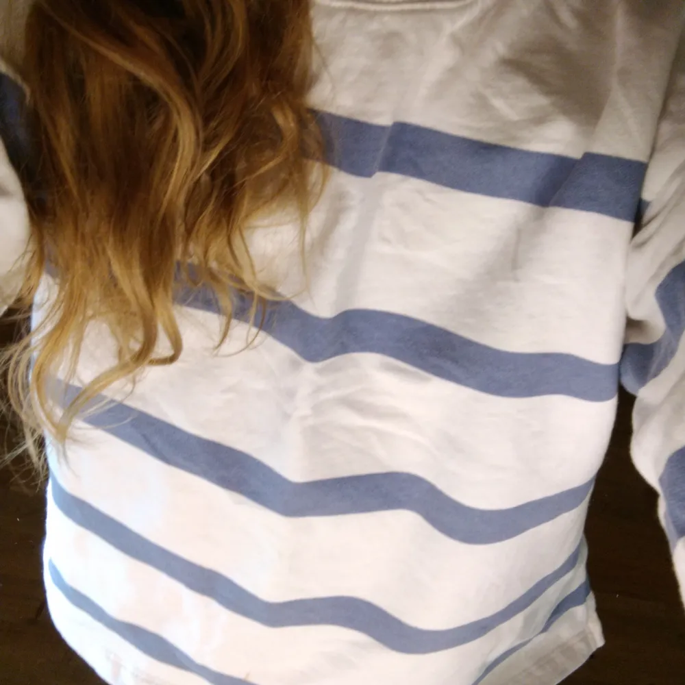 Fin vit blå tröja som jag inte har använt så mkt men har blivit för liten i ärmarna . Tröjor & Koftor.