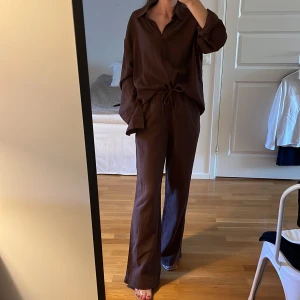 Linneset från bikbok - Brunt set med byxor+skjorta i linne ifrån bikbok. Nyskick. Priset är för hela setet.