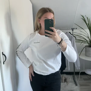 Calvin klein jeans tröja - Långärmad clavin klein jeans tröja med tryck fram och längs ena armen  Pris ex frakt
