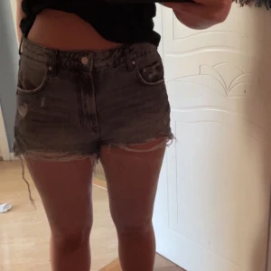 Gråa jeans shorts  - Gråa jeans short från zara med slitningar, säljer pga för stora 