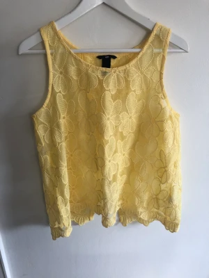 Topp - Supergullig ljusgul topp med broderat typ. Omlottrygg