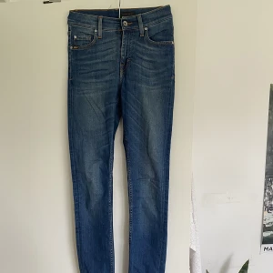 Tiger of sweden jeans - Säljer dessa varsamt använda jeansen från tiger of sweden, då dom inte längre kommer till användning. De har en passform efter W25L32.  Nypris 1399 :- Frakt ingår ej.