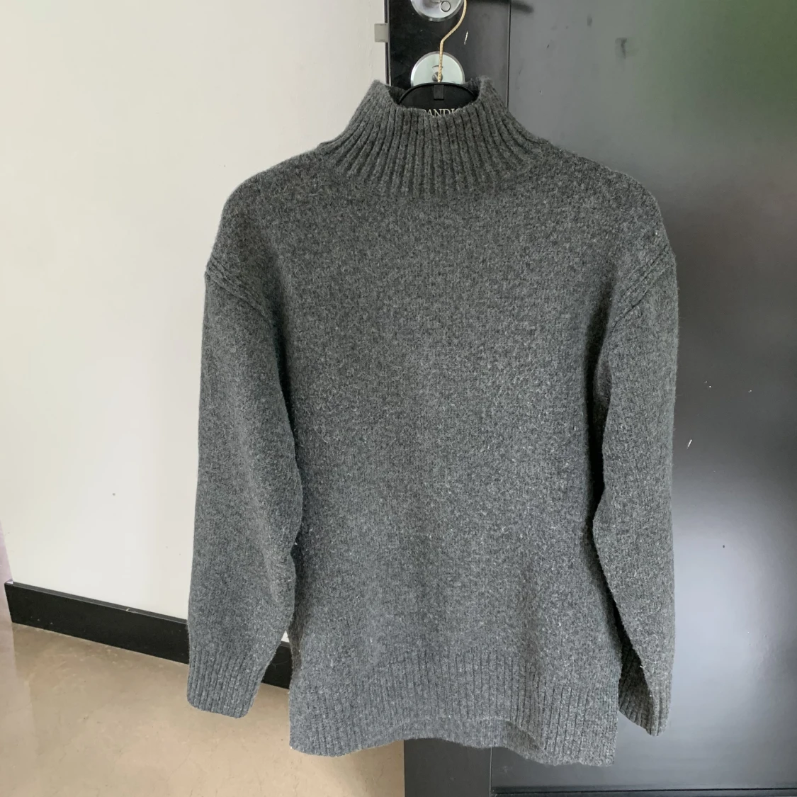 Grå stickad tröja
