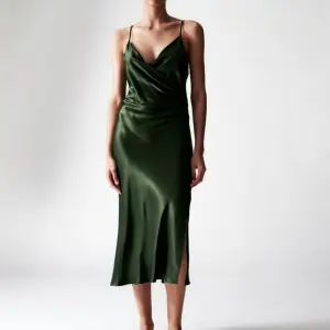 Satin ”slip” klänning från Zara. Mörkgrön, djupare i färgen än vad som syns på bilden. Aldrig använd. Köptes för 399 kr säljer för 200. Köparen står för frakt ✨