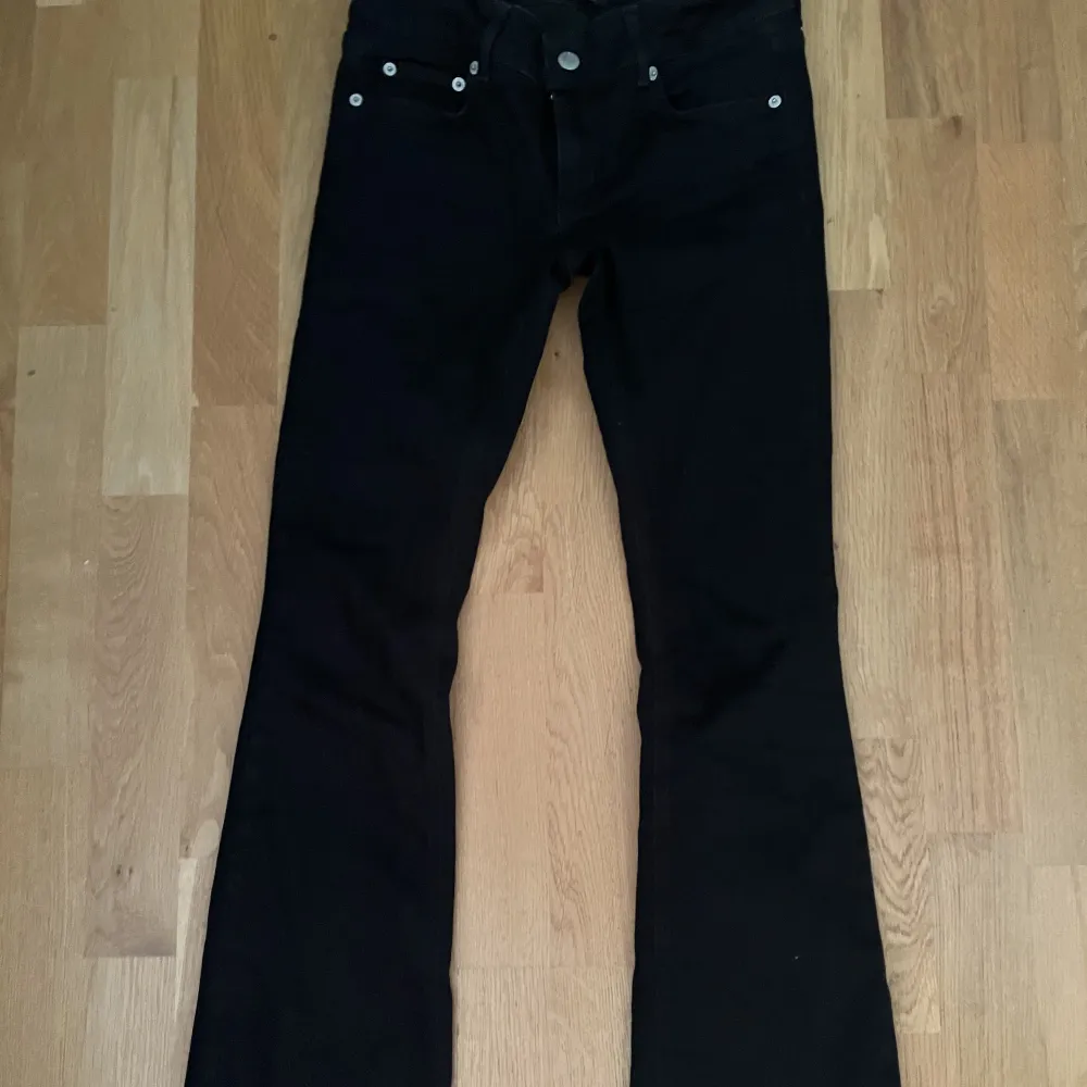Säljer dessa jätte fina svarta jeans från Nly jeans 💗de är bootcut o lowrise, midjemåttet är ungefär 70 och innerbennslängden är 78cm. De är jätte stretchiga. Jeans & Byxor.