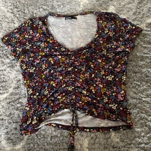 Sommartopp - En fin blommig tröja med V neck perfekt nu för sommaren☺️ köpt i polen för nått år sedan men nästan oanvänd o i bra skick 