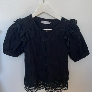 Blus - Läs bio om ni vill köpa! Säljer en jättefin blus från zara! Ganska så oanvänd men fantastiskt skick i storlek 140 size 10 Skulle säga att den är som xs🫶🏻