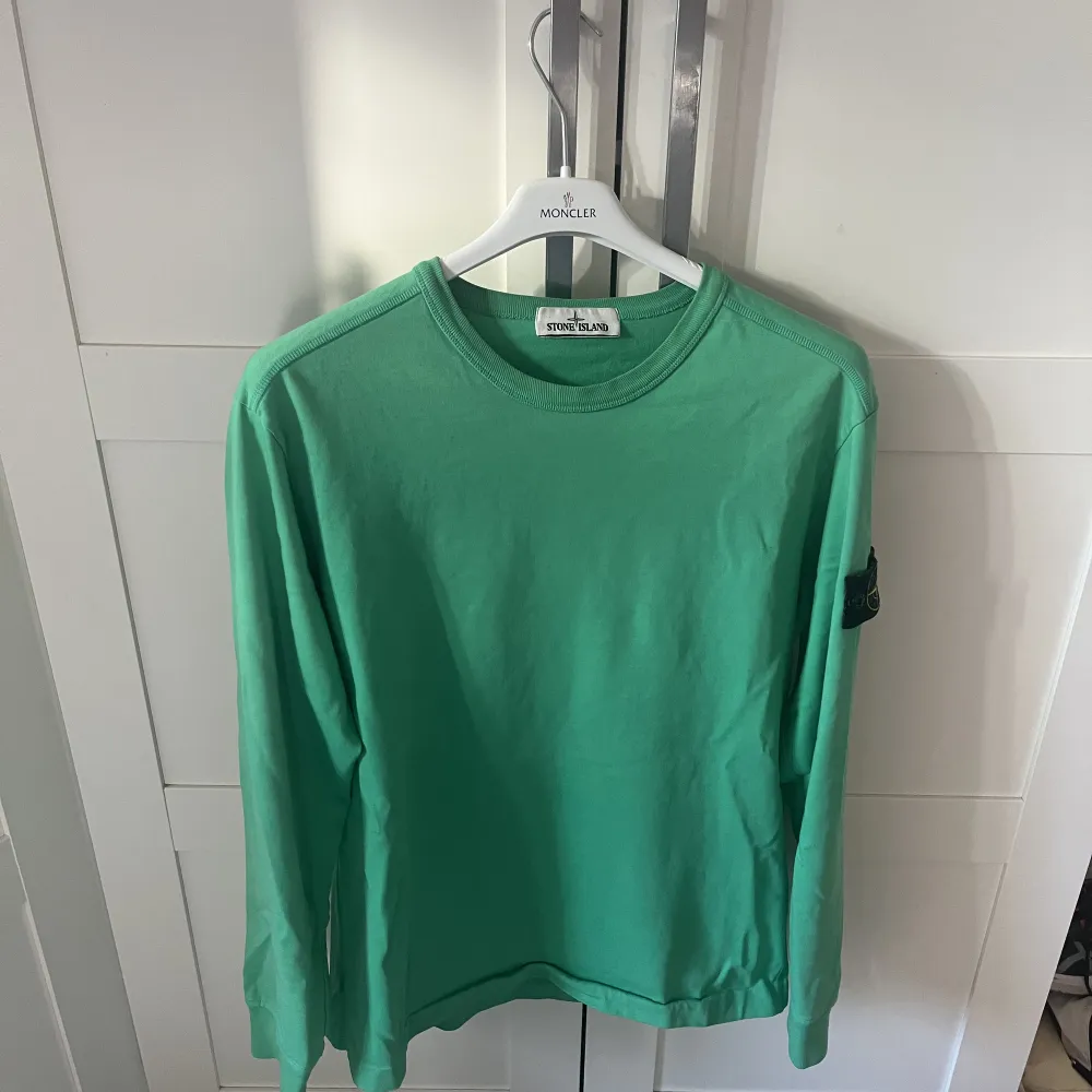 Säljer min Stone island sweatshirt i storlek L då den inte kommer till användning, endast använd ett par gånger, tröjan är som ny (nypris 2100),, kvitto,påse etc följer med. Tröjor & Koftor.