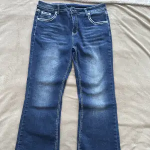 Blåa snygga jeans!! Bomb. Har använt de typ 3-4 ggr så de ser ganska nya ut. 💃🏻