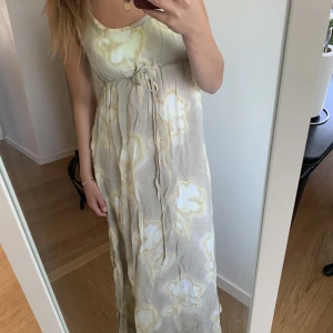 Klänning - Super fin klänning köpt secondhand! 
