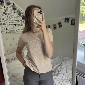 tshirt - superfin tshirt från gina tricot med tryck! använd max 10 gånger