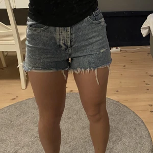 Jeans shorts  - Super fina jeans shorts från zara med slitningar vilket gör dom väldigt trendiga. Det är en liten resår bit insydd på baksidan men den syns inte så det är inget man tänker på, endast där för att dom skulle passa mig bättre i midjan. 