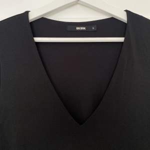 Figurnära dubbelfodrad svart kort klänning, fin 