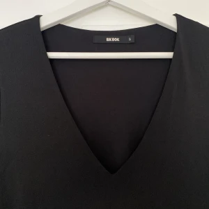 Bikbok, kort klänning - Figurnära dubbelfodrad svart kort klänning, fin "fest" material. Present, kostade ca 300 kr. Använd 1 gång, som ny. Vardag/fest