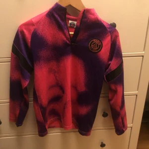 Psg tröja  - Har andvänt några gånger men nu har jag ingen andvändning av den så jag vi sälja den eller möjligt vis byta mot en annan model eller färg!💕