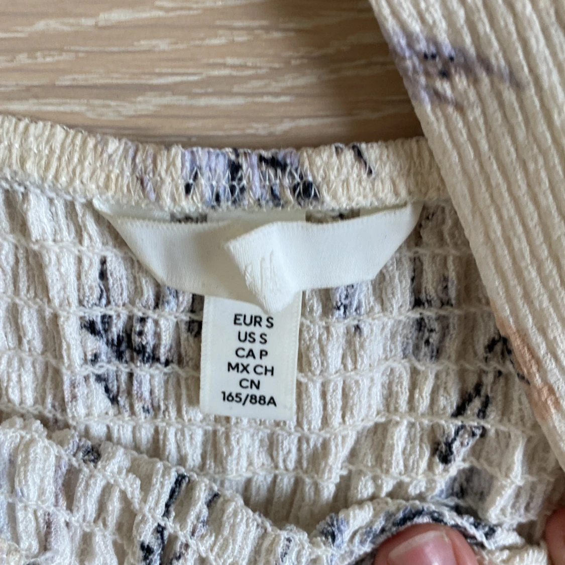 Gul klänning med blommor och puffärmar  - 91