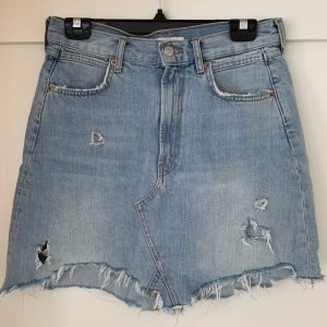 Jeanskjol  - Snygg jeansskjol från zara med dragkedja!  I storlek M /28 . 