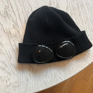 Cp company mössa  - Hej, säljer min CP Company mössa! Mössan är använd ett fåtal gånger. Säljer den då jag inte har användning för den då jag bara går runt med keps. Mössan finns i Jönköping/Huskvarna och är självklart äkta!