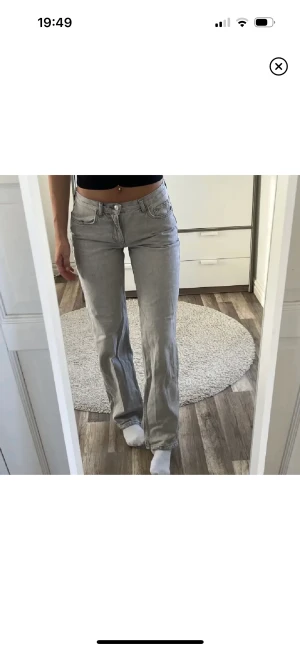 Low / mid waist Jens  - Säljer för att ha ringde användning för dom längre , men dom är så fina skulle typ passa någon som har 34 också tror jag nog 