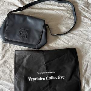 En Blå/svart skinn vintage fendi väska. Den är originellt köpt på vestiaire medhaver den originella dustbagen som kommer med när man köper därifrån. Höjd:22cm Bredd:20cm Säljer då den inte används tyvärr, kontakta gärna för mer bilder 