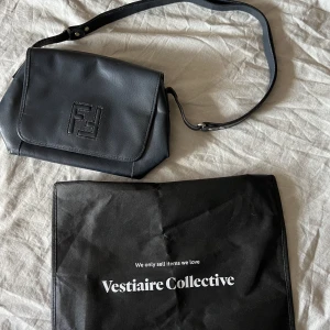 Fendi Väska - En Blå/svart skinn vintage fendi väska. Den är originellt köpt på vestiaire medhaver den originella dustbagen som kommer med när man köper därifrån. Höjd:22cm Bredd:20cm Säljer då den inte används tyvärr, kontakta gärna för mer bilder 