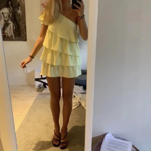 Zara volangklänning  - Lånade bilder! Gul volangklänning från zara i storlek, använd fåtal gånger💛🌼