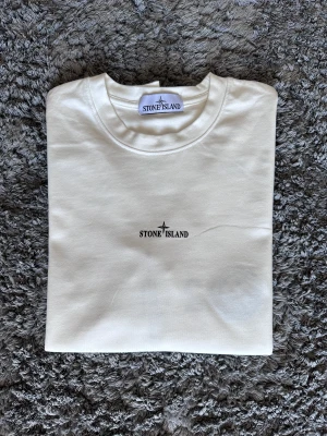 Vit tröja - Storlek M. Säg till om ni vill ha fler bilder.