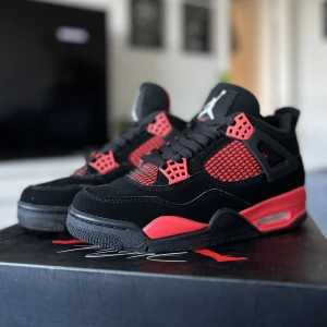 Jordan 4 retro - Ett par Jordan 4 retro Red Thunder. Strlk 41, skick 9.5/10. Använda ett fåtal gånger. Inget kvitto bara box eftersom jag köpte den av en säljare här på plick. 